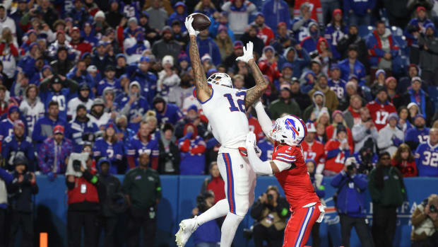 New York Giants tight end can't come up with a catch in the end zone on the final play of the game as he's defended by Buffalo Bills cornerback Taron Johnson.